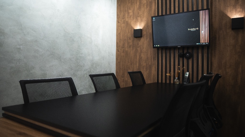 Gabinete do escritório em Eunápolis, com mesa de trabalho e certificados na parede