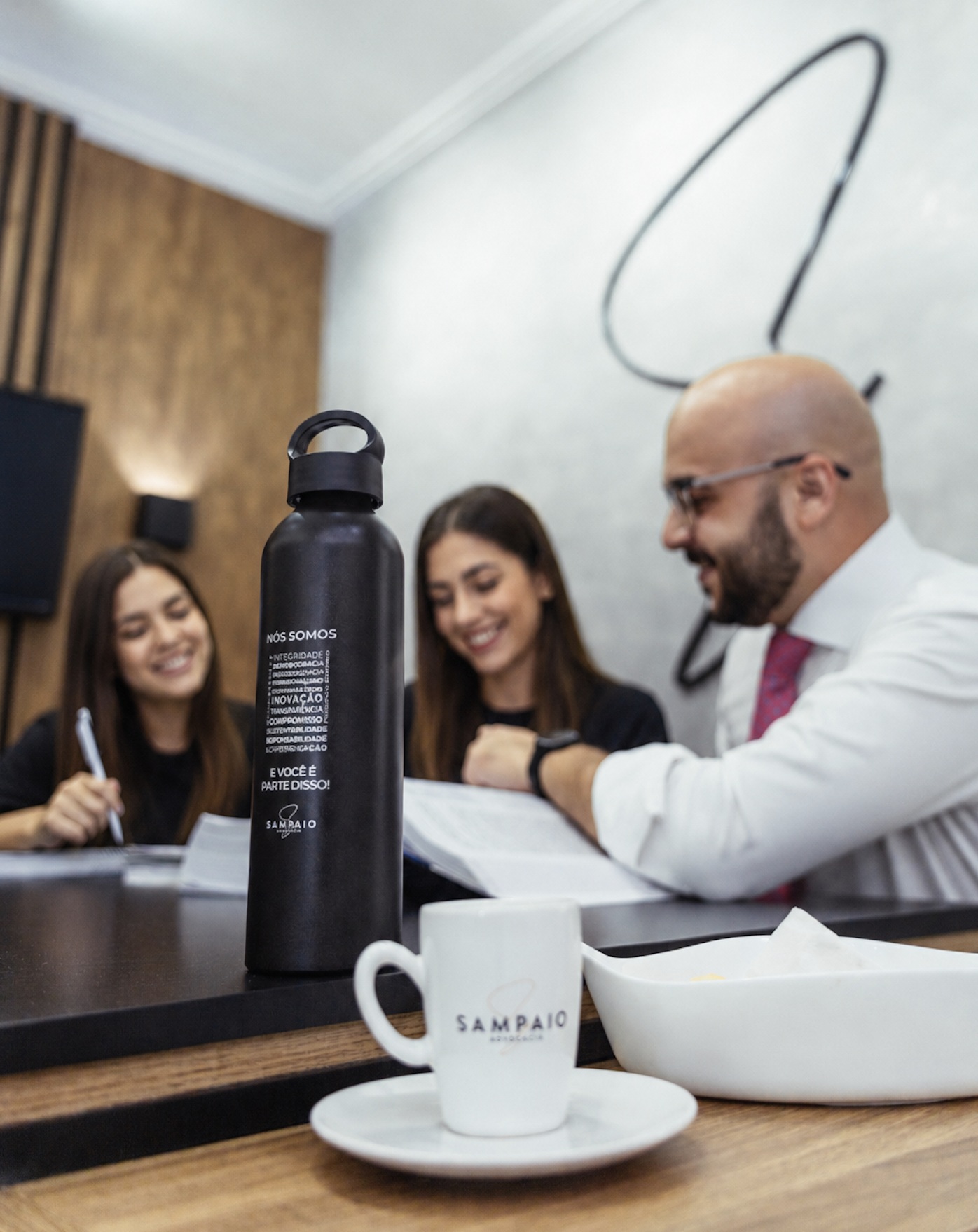 Leonardo Sampaio e a equipe da Sampaio Advocacia em reunião no escritório de Eunápolis