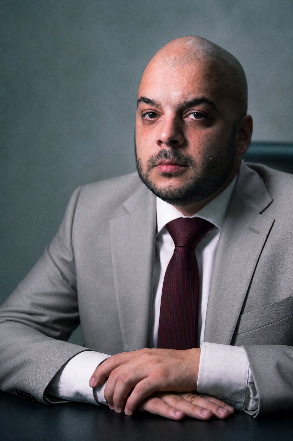 Leonardo Sampaio, advogado da Sampaio Advocacia, sentado à mesa do escritório em Eunápolis